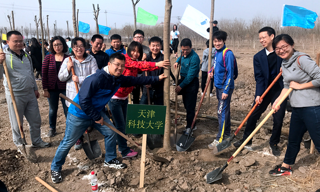 Overseas Scholars Participates in Planting